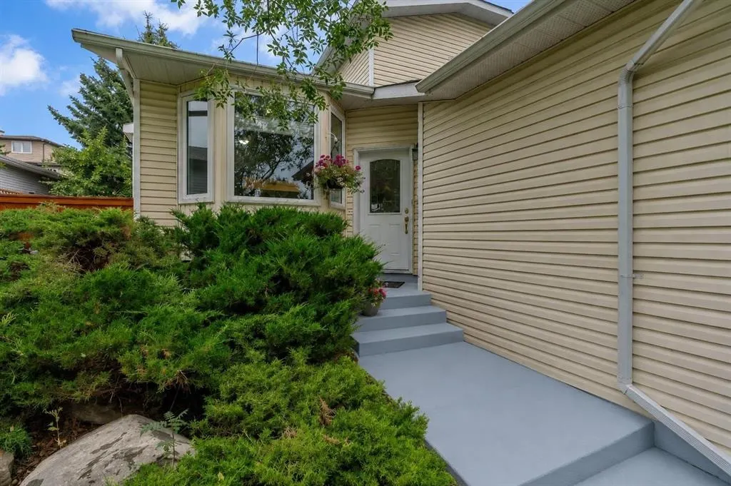 139 Shawnessy Drive SW — photo 2