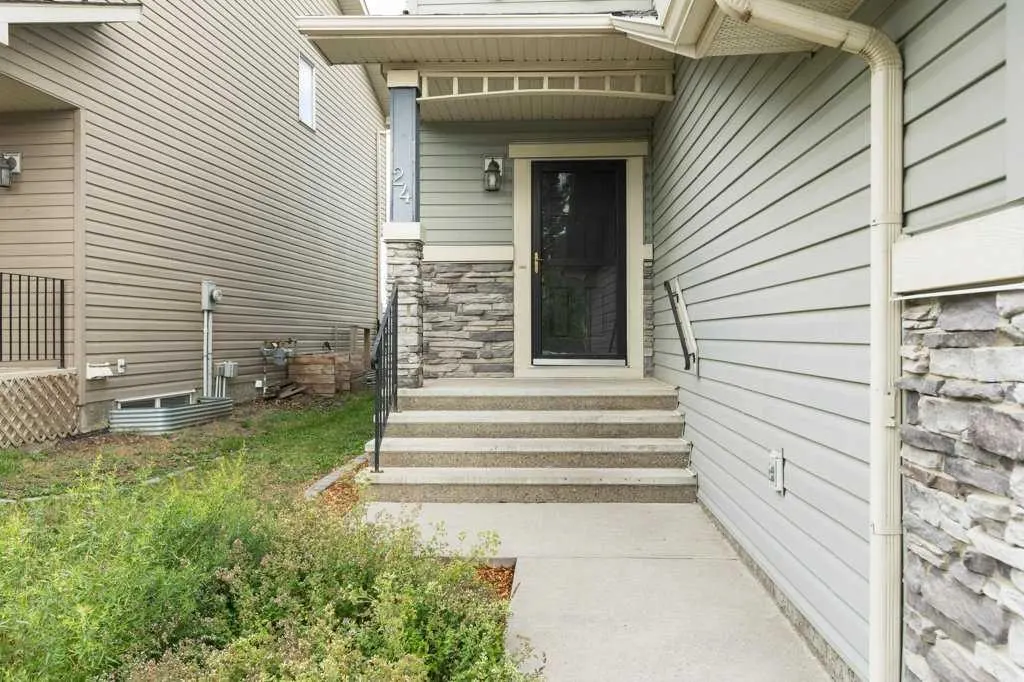 24 New Brighton Landing SE — photo 2