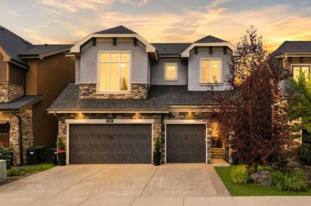 138 Ascot Crescent SW — photo 1