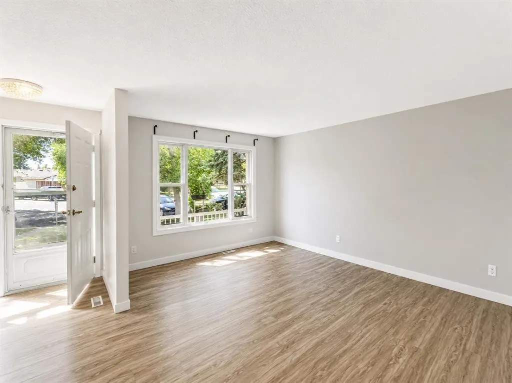 252 Templeview Way NE — photo 3