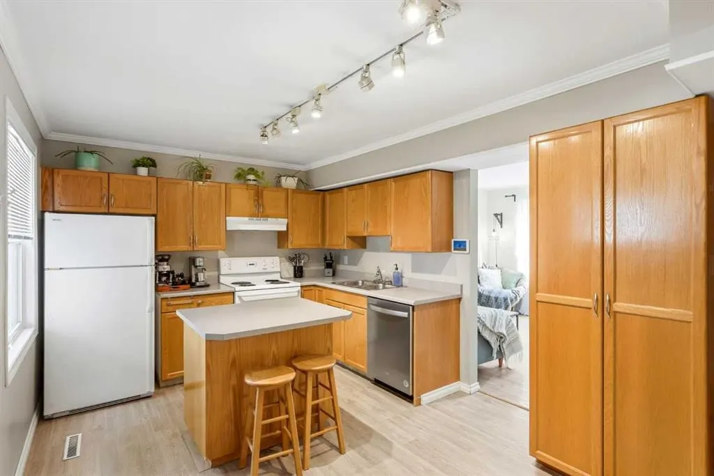 442 Regal Park NE — photo 3