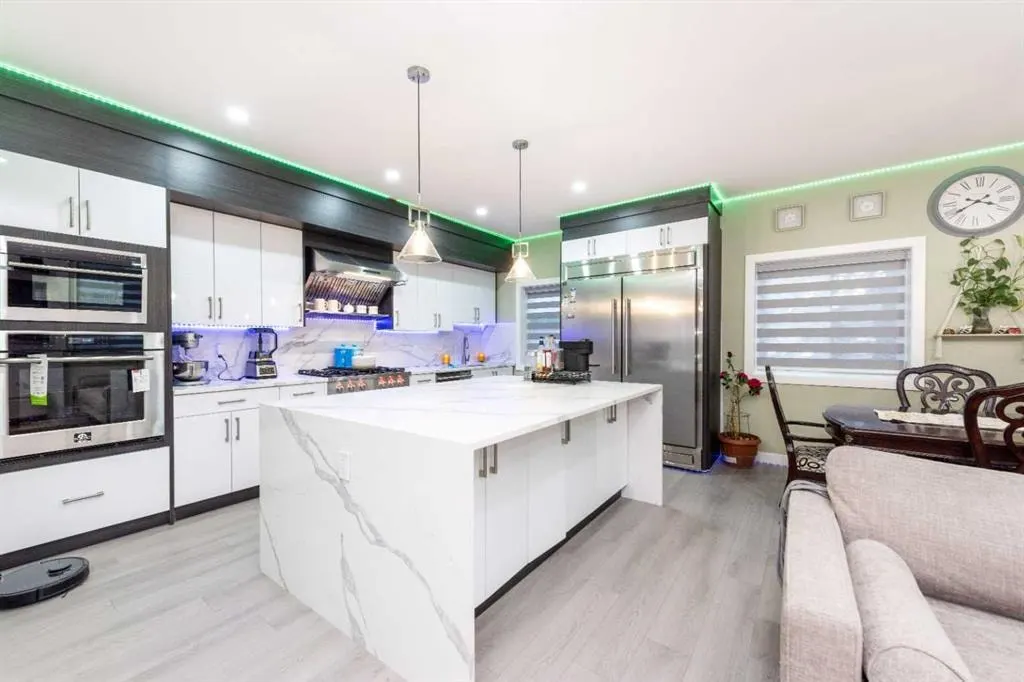 6 Strathridge Lane SW — photo 3