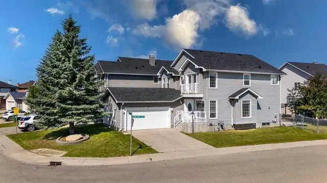 28 Coral Reef Link NE
