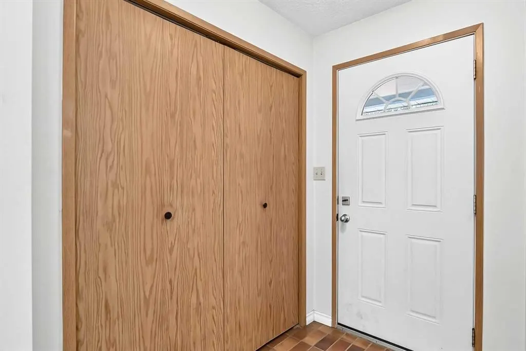 454 20 Avenue NW — photo 3