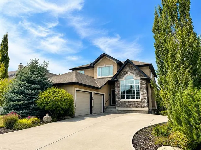 32 Evercreek Bluffs Crescent SW