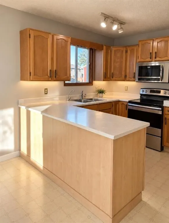 27 Castlebrook Court NE — photo 2