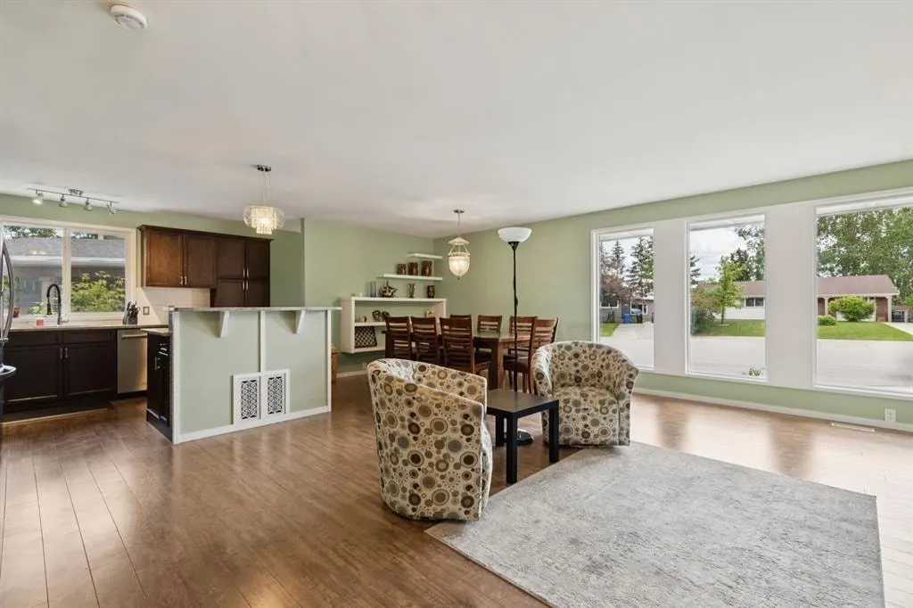 28 Cantrell Bay SW — photo 2