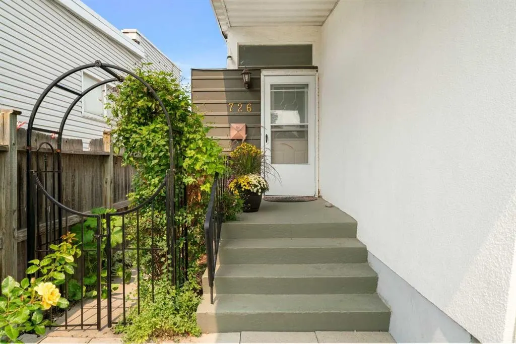 726 68 Avenue SW — photo 2